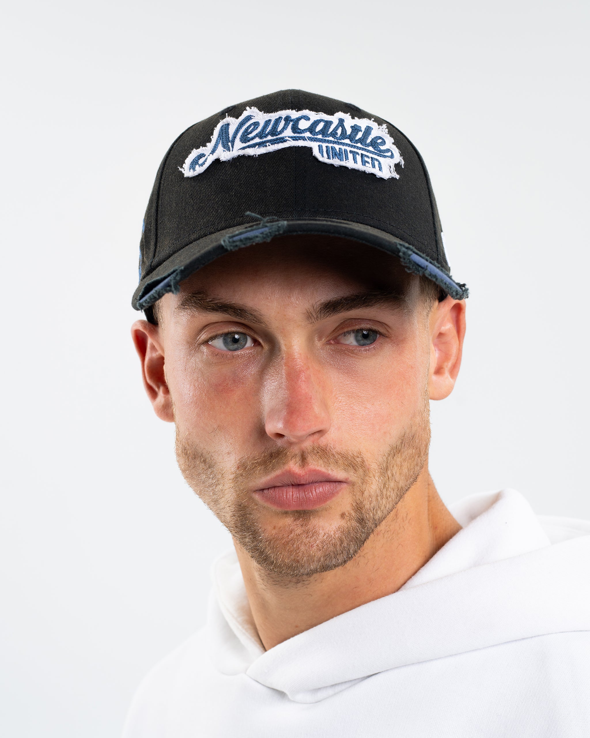 Newcastle United New Era Black Distressed 9FORTY Adjustable Cap