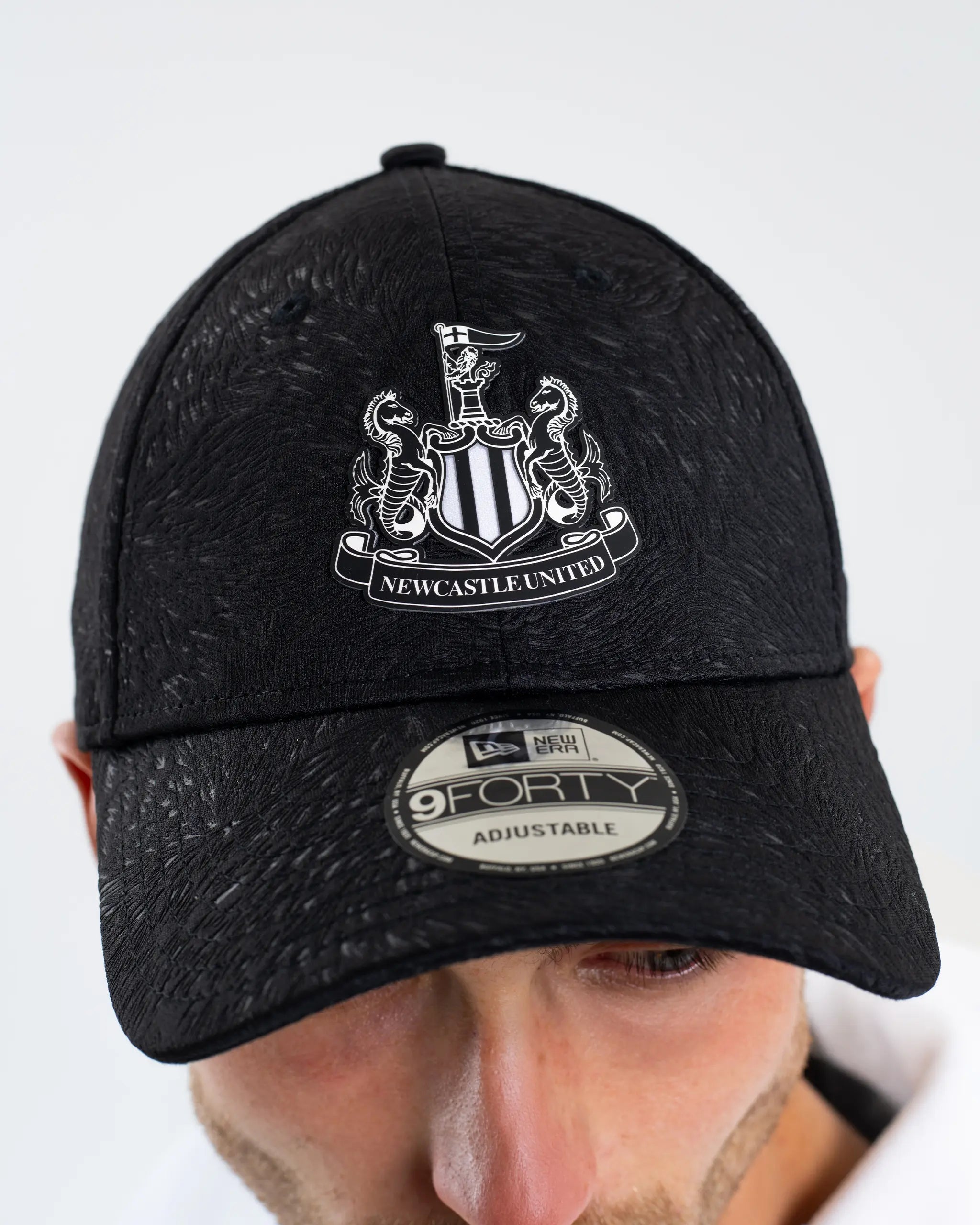 Newcastle United New Era Black Feather 9FORTY Adjustable Cap