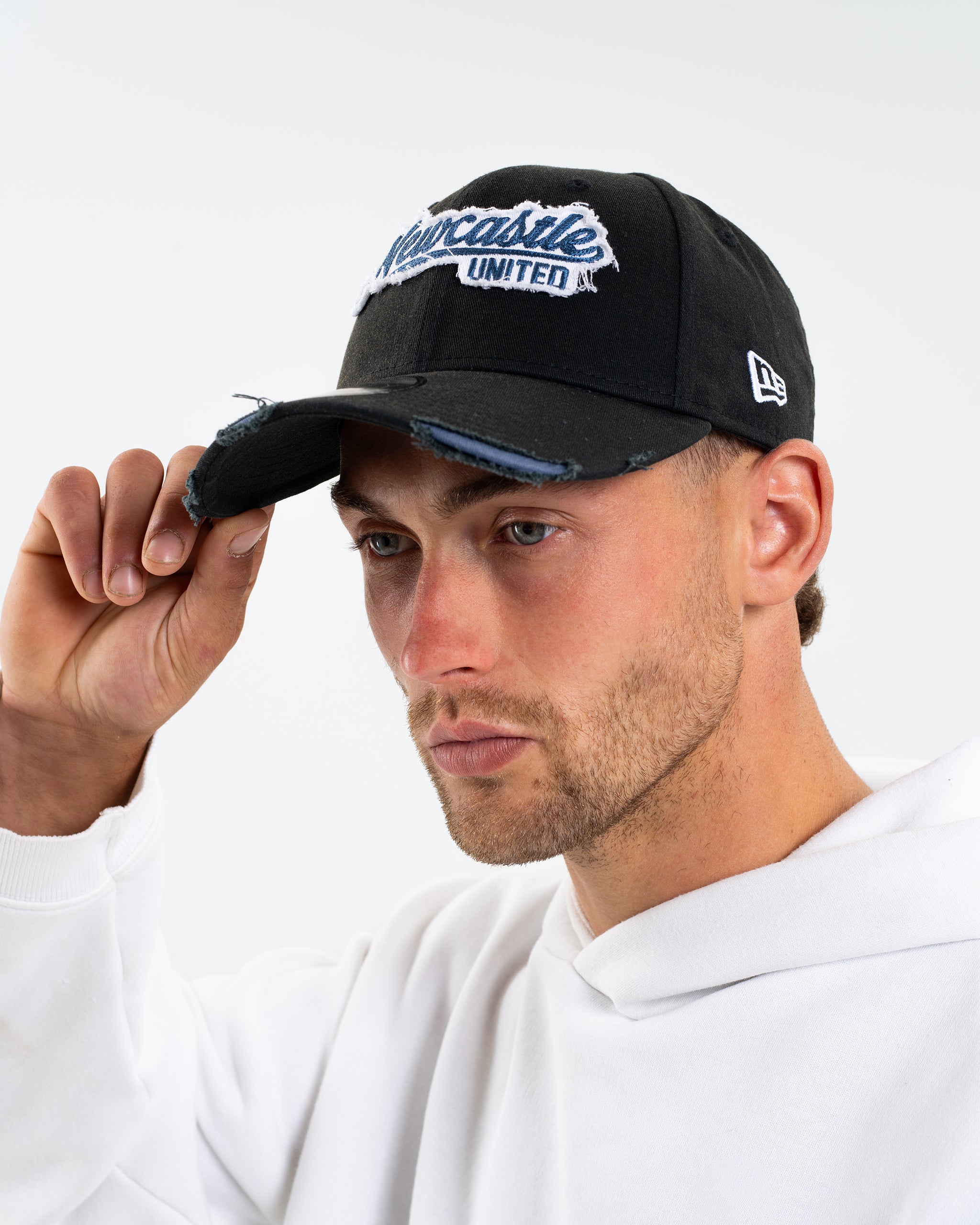 Newcastle United New Era Black Distressed 9FORTY Adjustable Cap