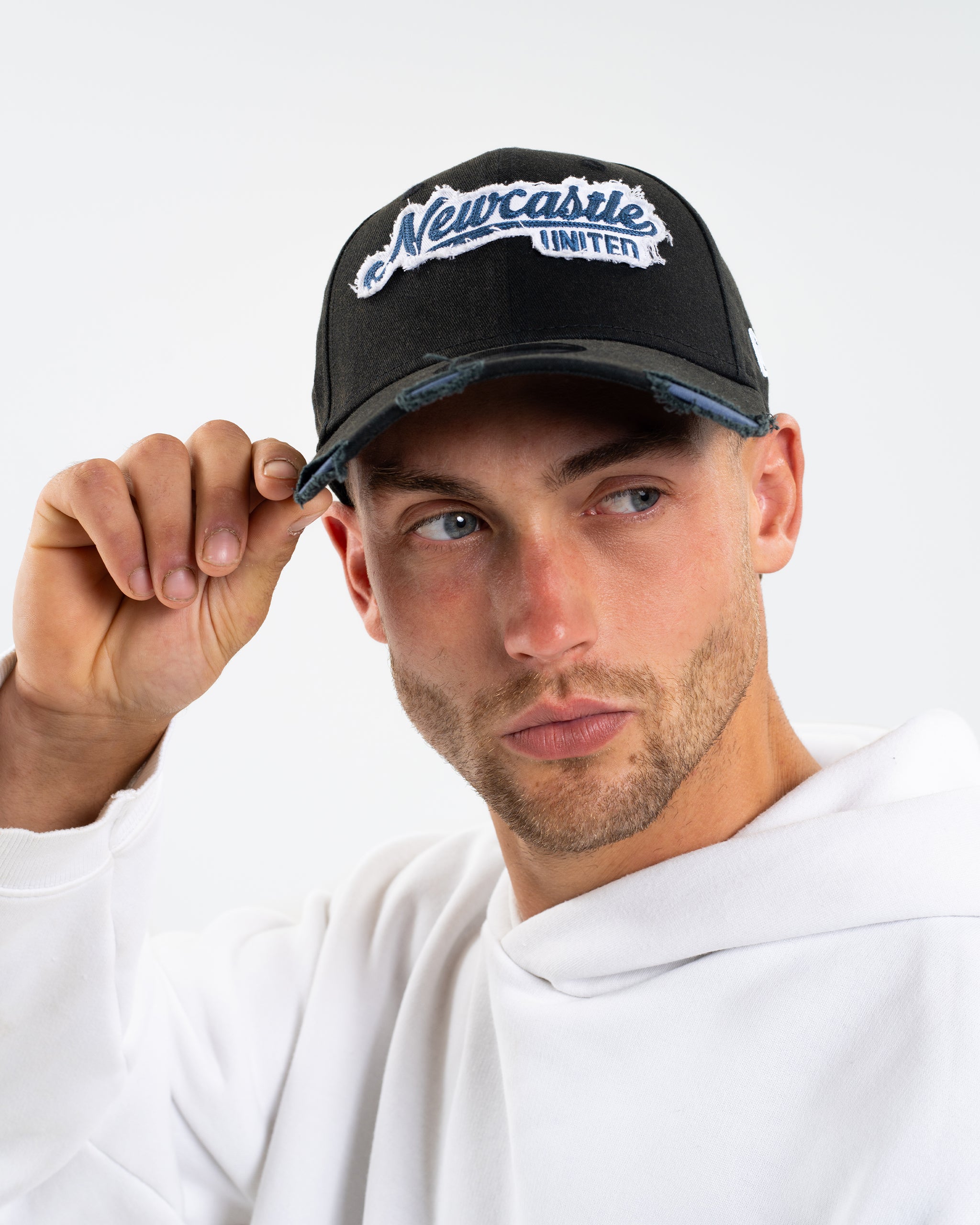 Newcastle United New Era Black Distressed 9FORTY Adjustable Cap