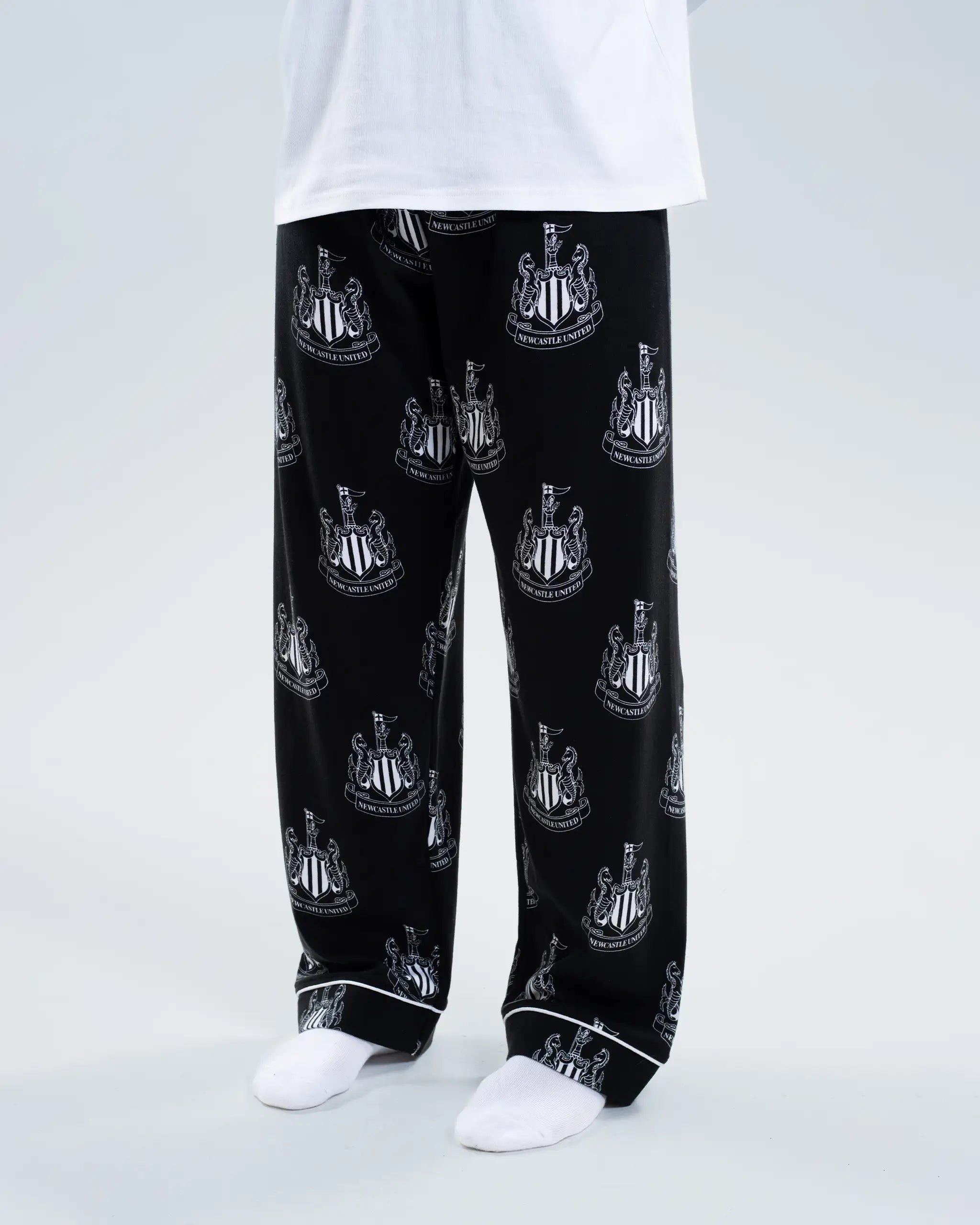 Newcastle United Adults Black and White Crest Pyjama Set