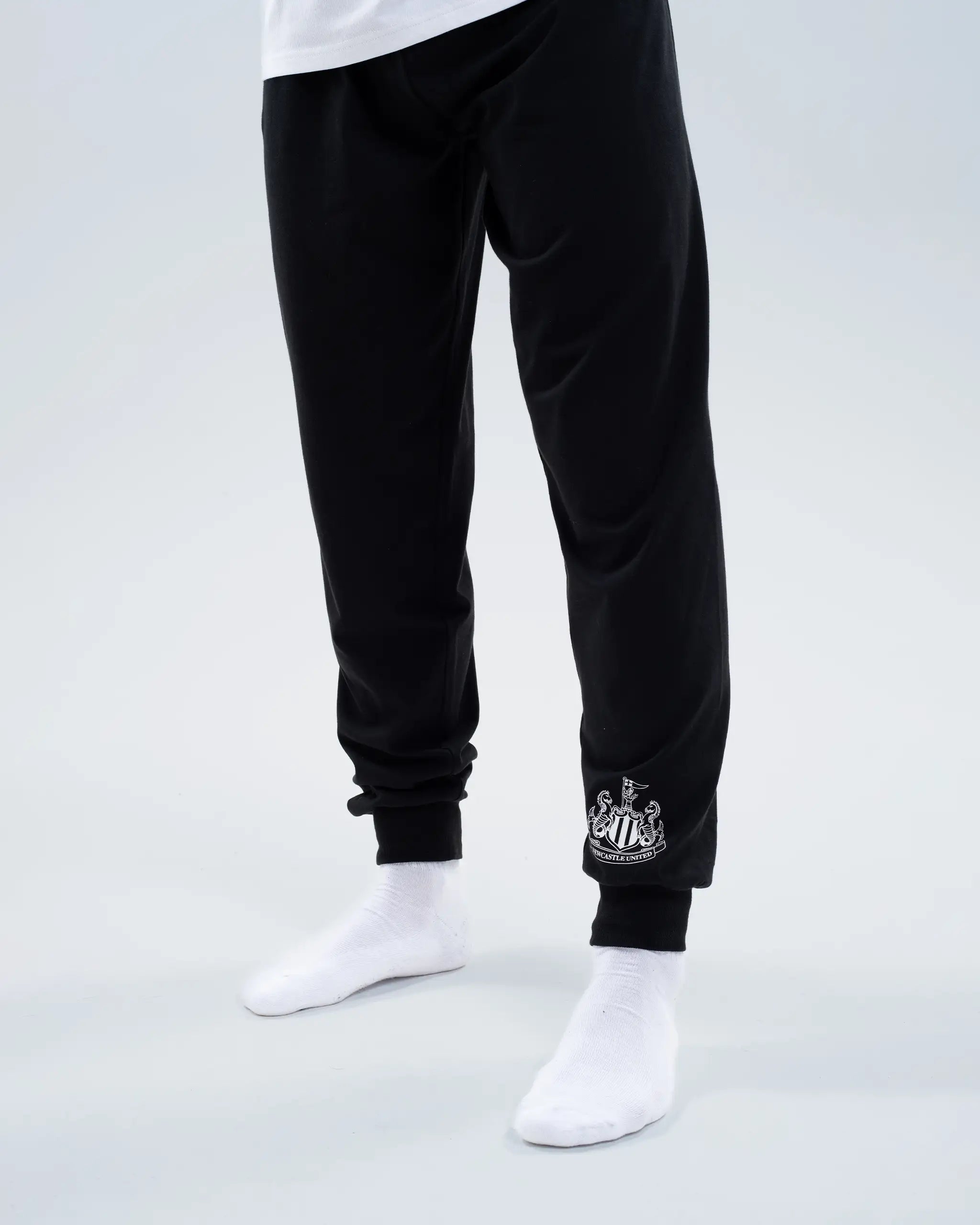 Newcastle United Men's Black and White Cuffed Pyjama Set