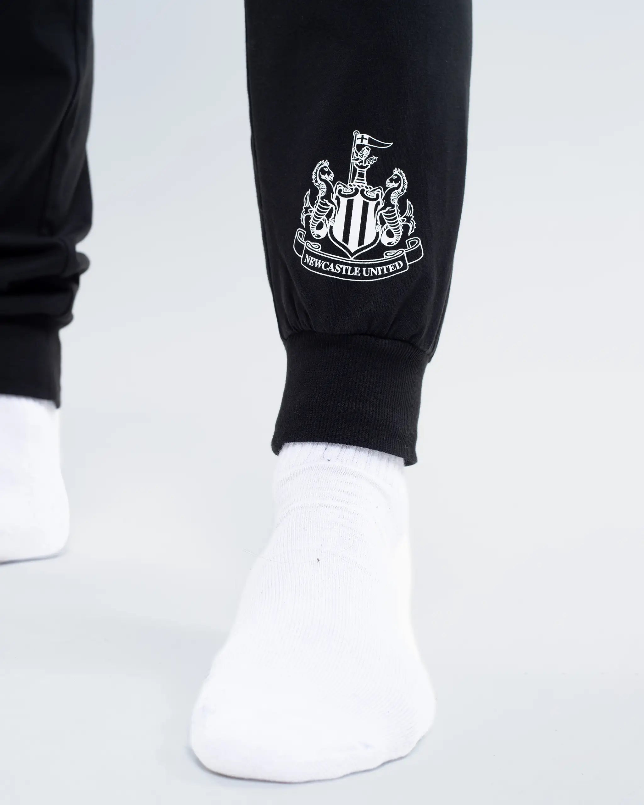 Newcastle United Men's Black and White Cuffed Pyjama Set