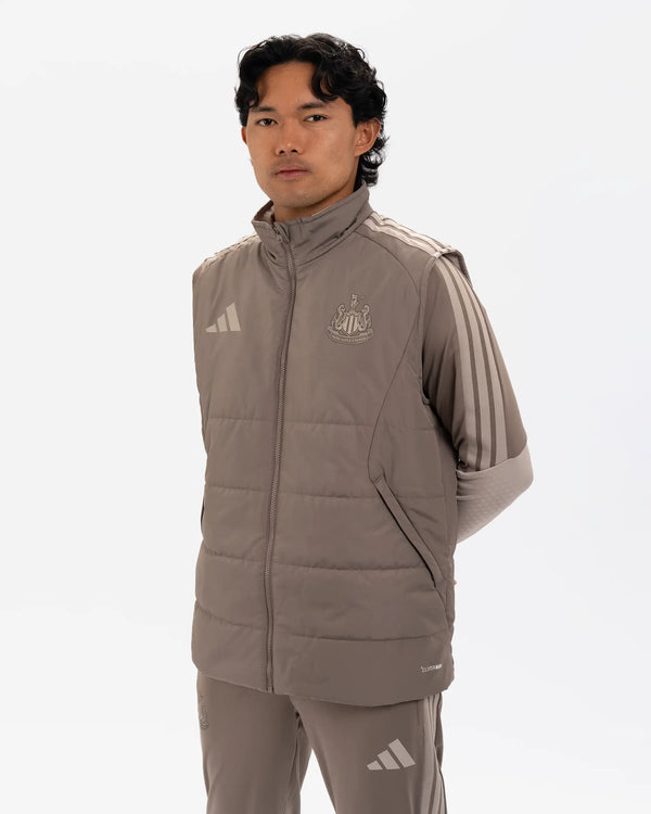 Newcastle United adidas 26/27 Coach's Range Reversible Beige Gilet