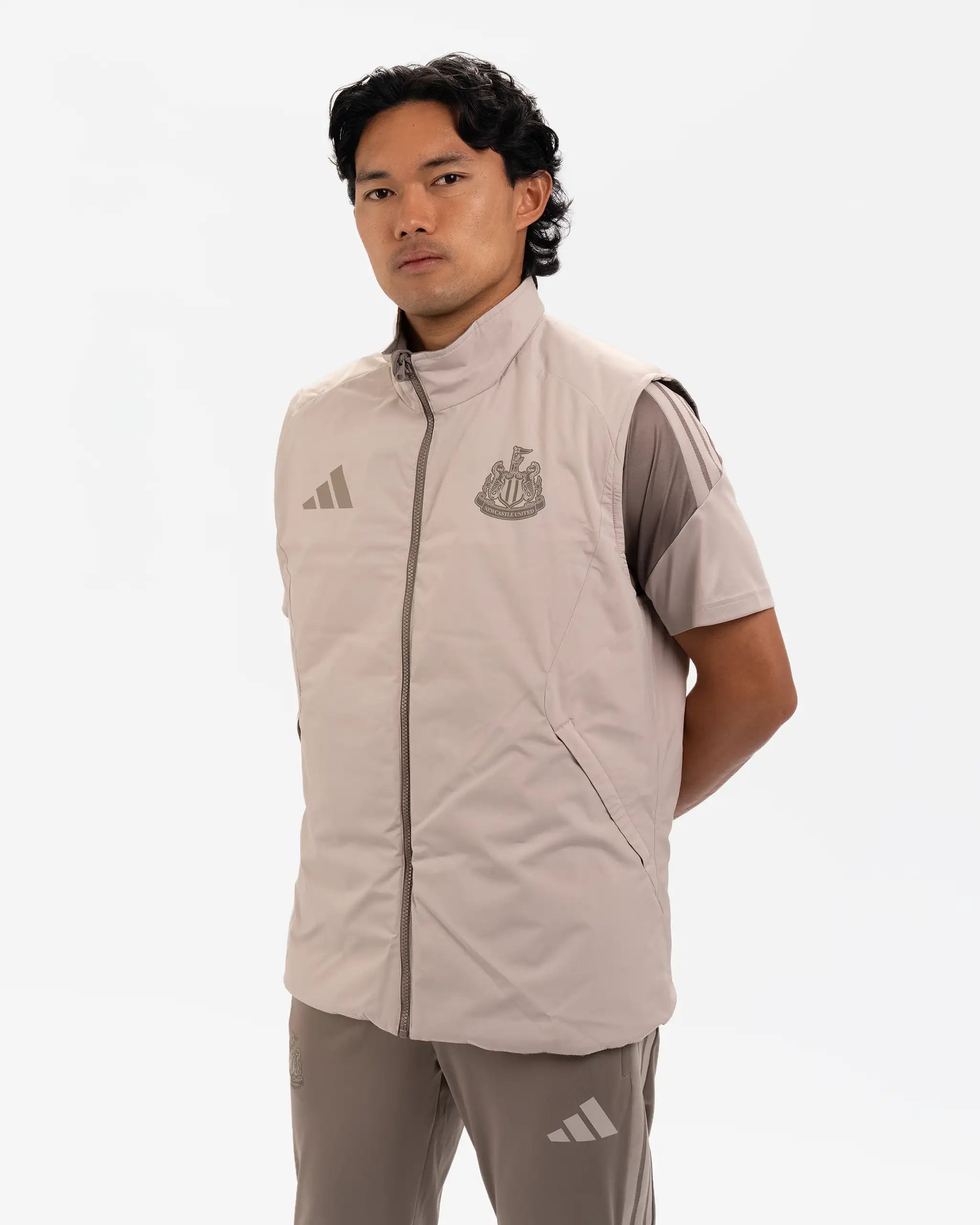 Newcastle United adidas 26/27 Coach's Range Reversible Beige Gilet