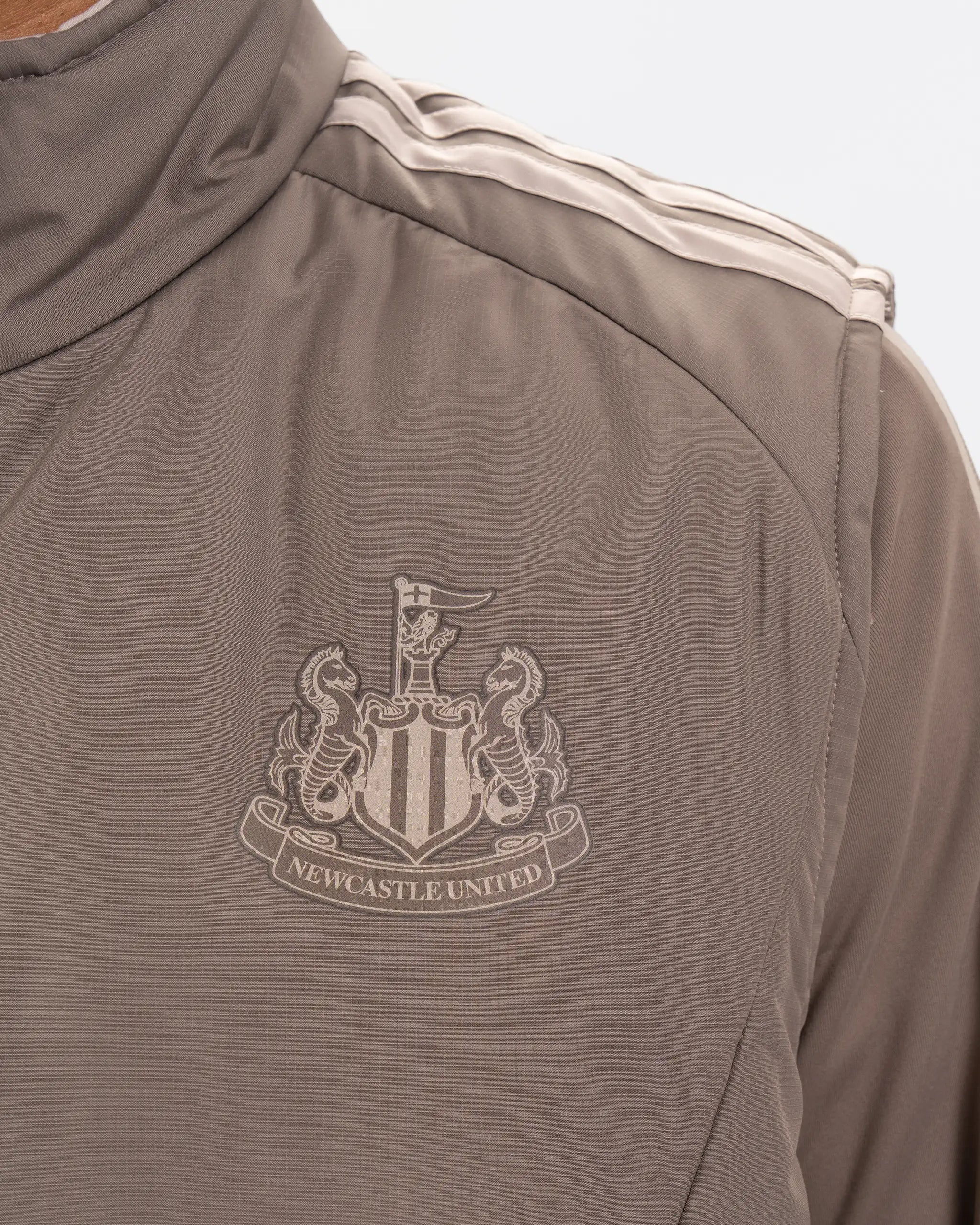 Newcastle United adidas 26/27 Coach's Range Reversible Beige Gilet