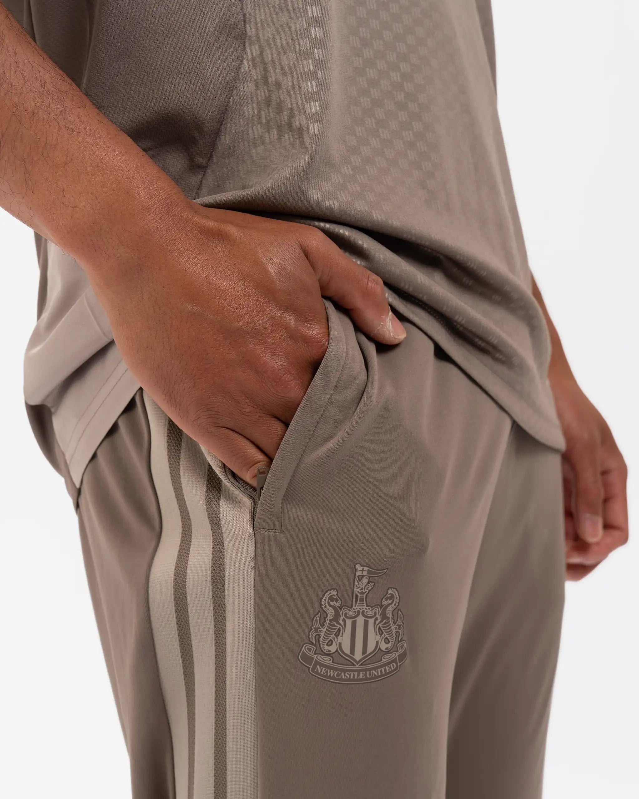 Newcastle United adidas 26/27 Coach's Range Beige Trackpants