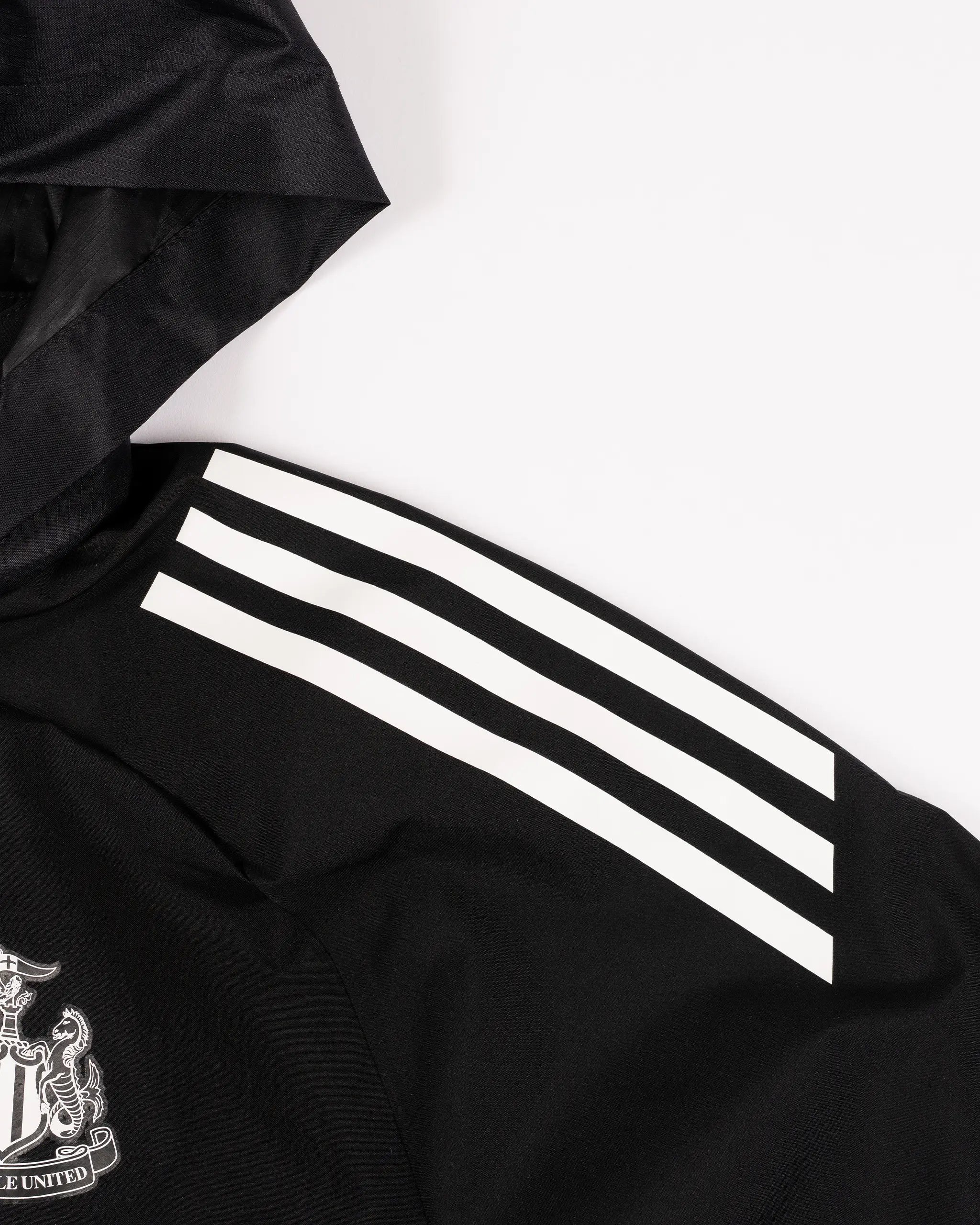 Newcastle United adidas 25/26 Coach's Black Edition Kids' All Weather Jacket