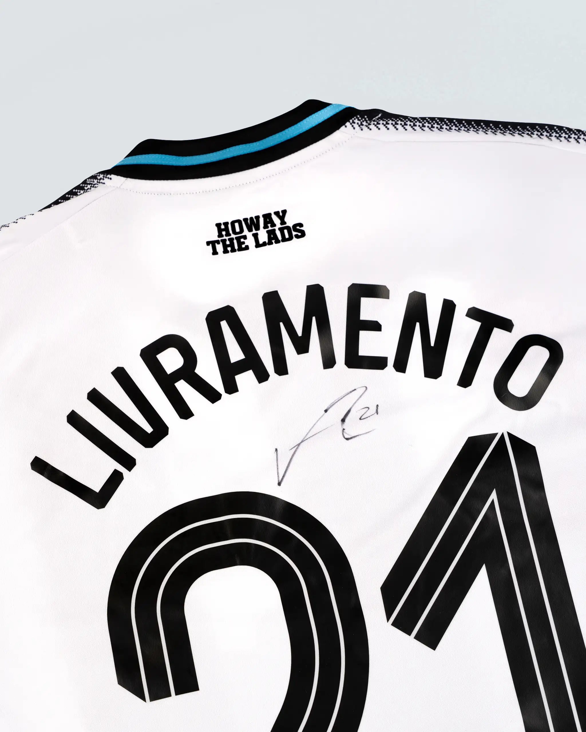 Newcastle United LIVRAMENTO 25/26 Boxed Home Signed Shirt