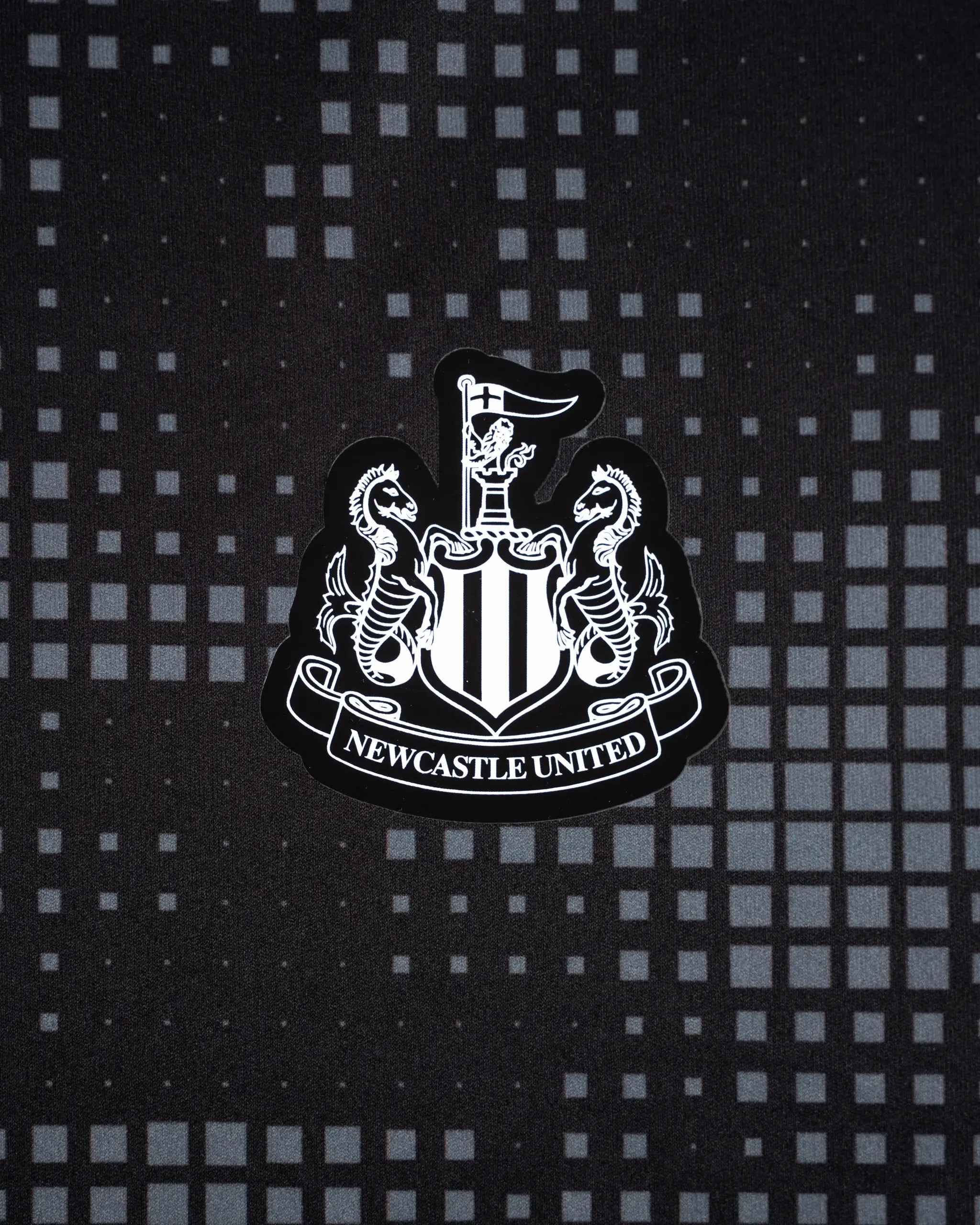 Newcastle United Men's Black & White Ombre Crest T-Shirt