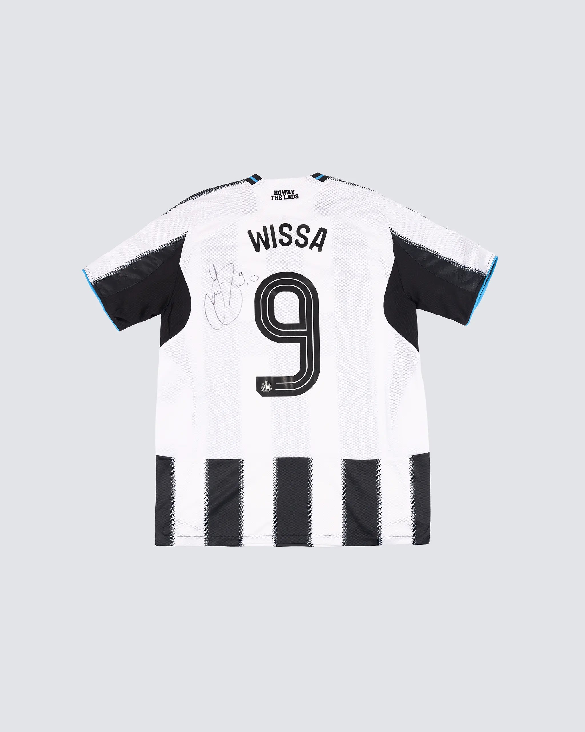 Newcastle United WISSA 25/26 Boxed Signed Home Gold Carabao Cup Patch Shirt